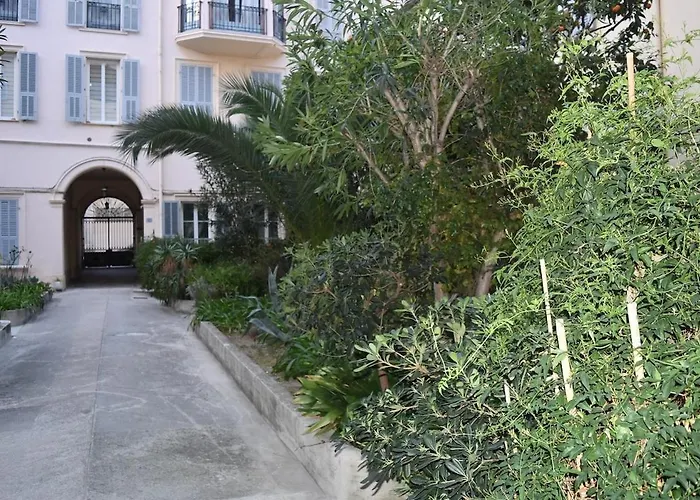 Au Coeur De La Fete Des Citrons De Mentone